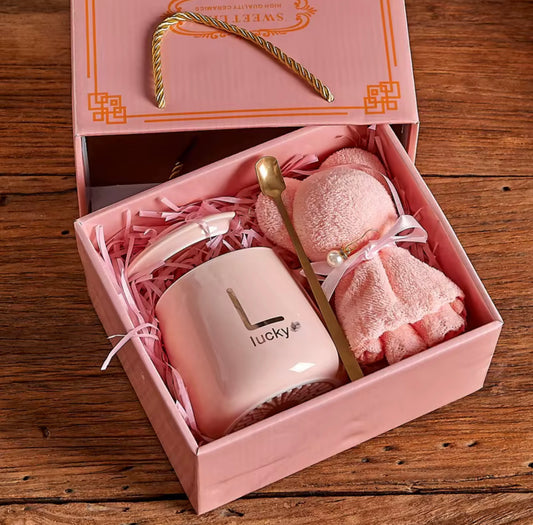 Gift set, includes cups with lid, teaspoon and towel for bear-shaped hands