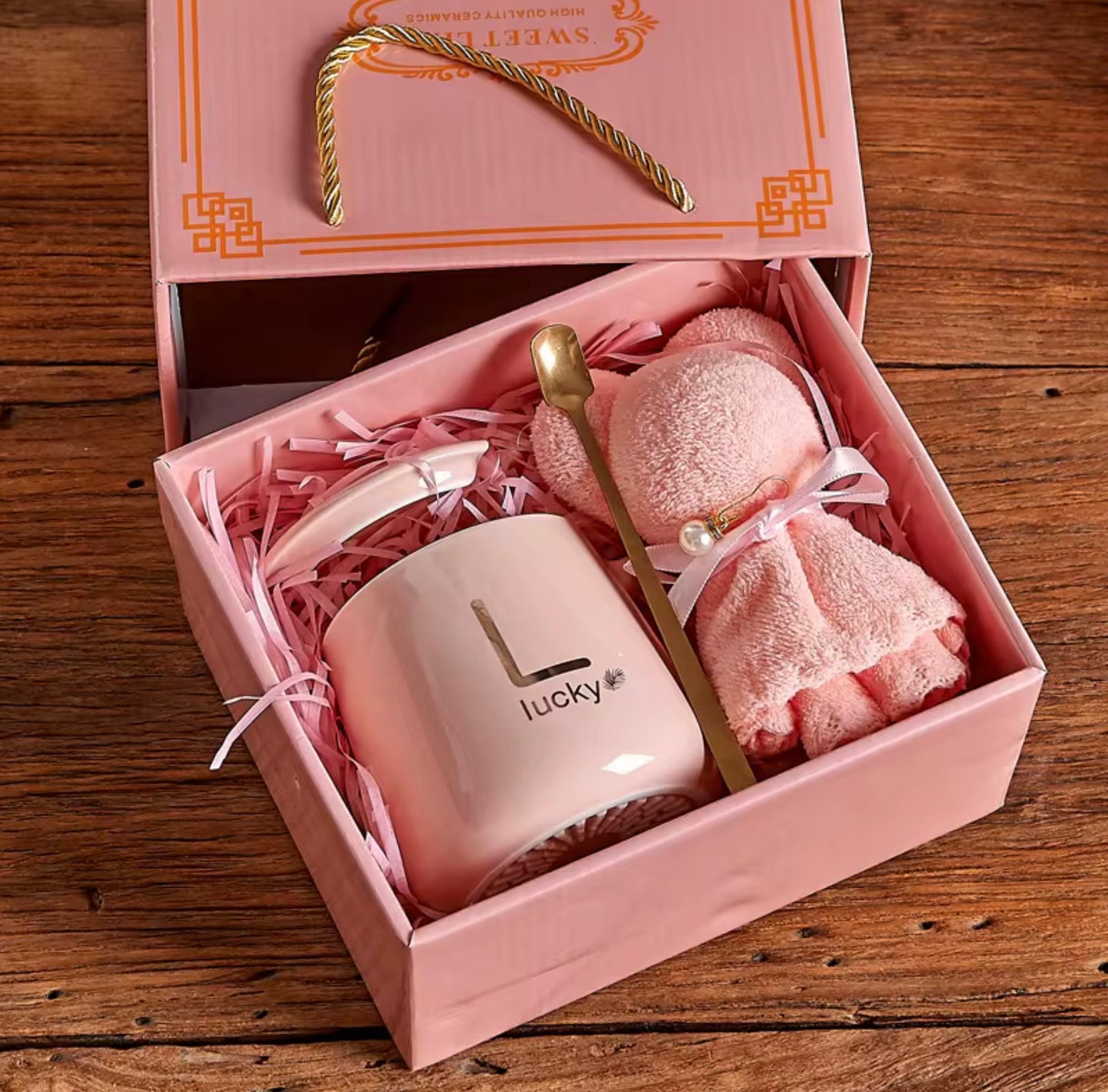 Gift set, includes cups with lid, teaspoon and towel for bear-shaped hands