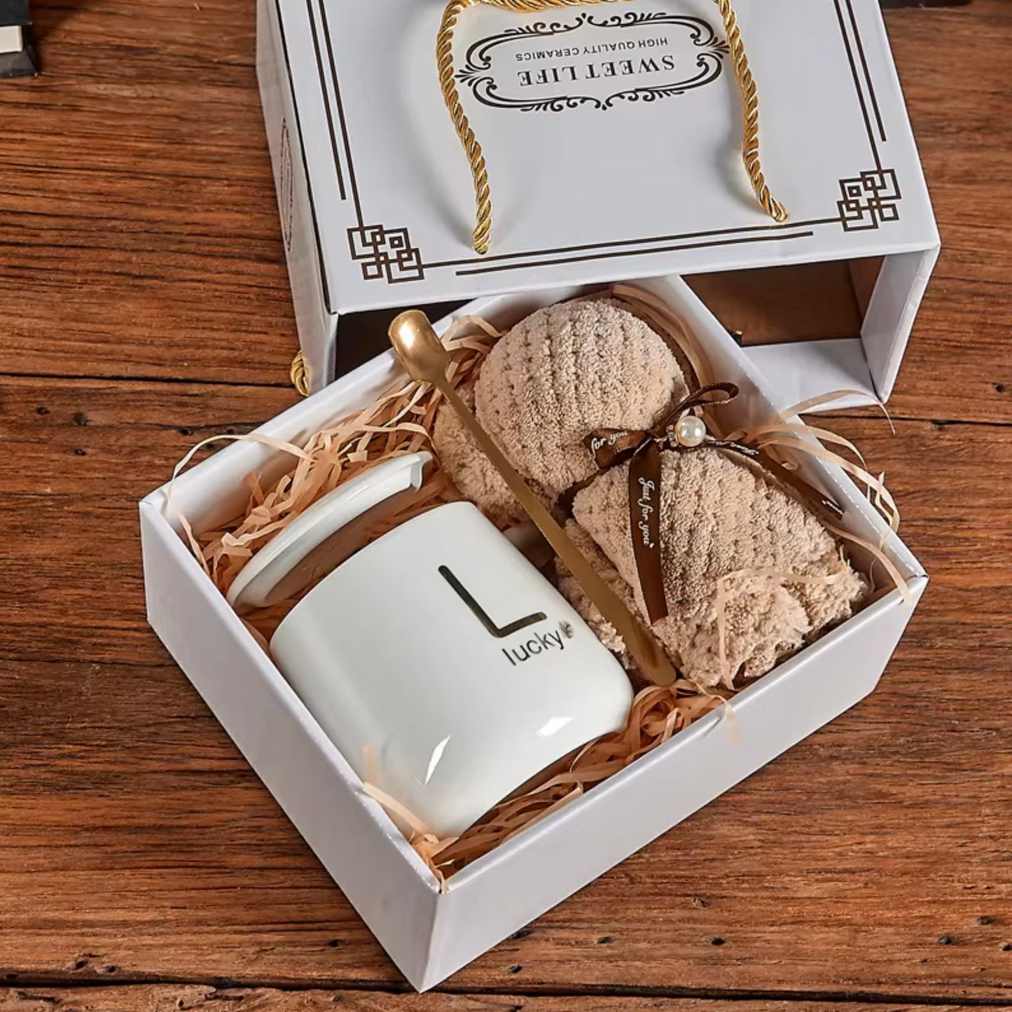 Gift set, includes cups with lid, teaspoon and towel for bear-shaped hands